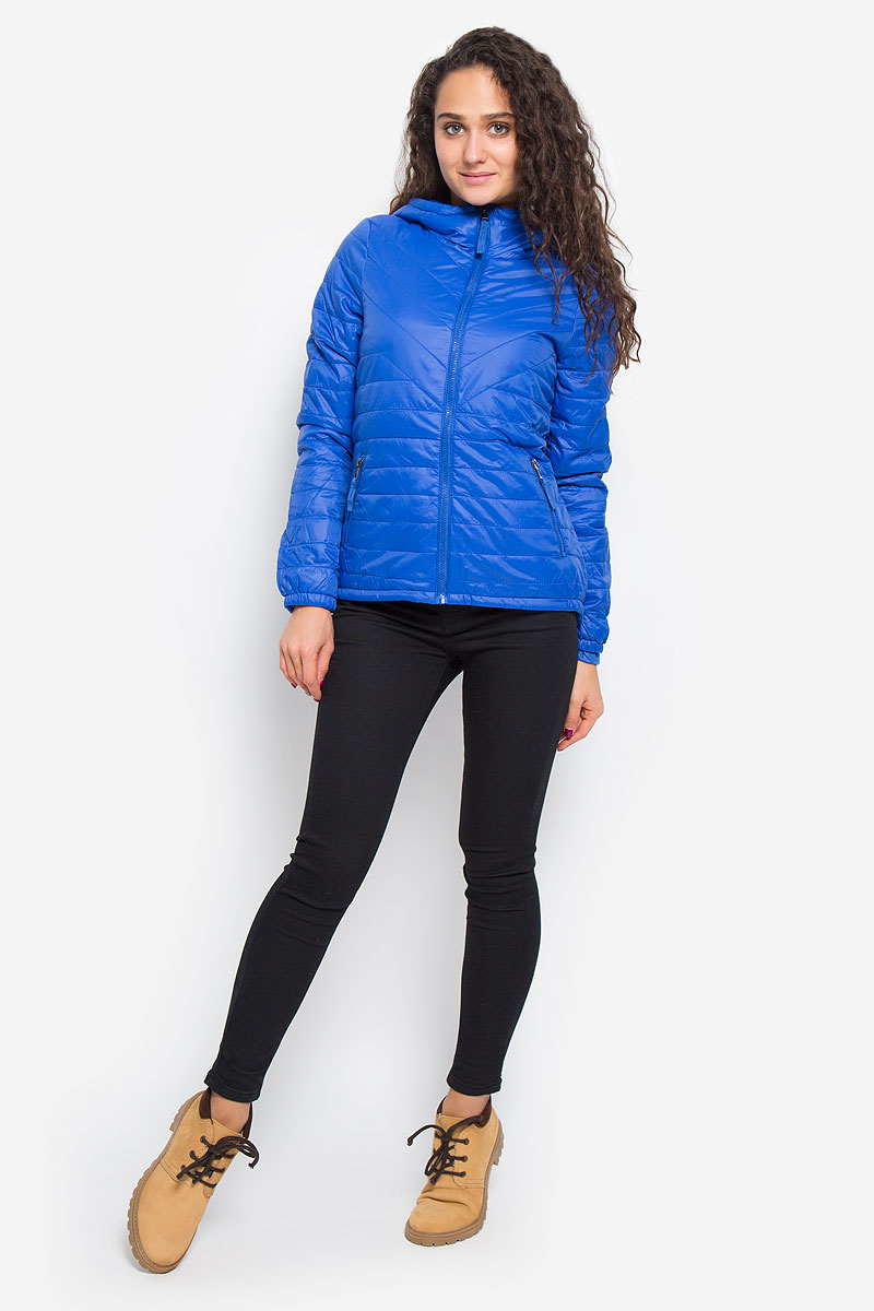 Куртка10159270_Black Куртка10159270_BlackУдобная женская куртка Vero Moda выполнена из нейлона с подкладкой из высококачественного полиэстера. Такая модель отлично подойдет для прохладной погоды. Куртка с удлинённой спинкой, капюшоном и длинными рукавами застегивается на застежку- молнию. Модель снаружи дополнена двумя втачными карманами на молниях. Внутри изделия на воротник привязывается компактный чехол на кулиске, в него можно компактно сложить вашу курточку. Очень комфортная и стильная куртка будет прекрасным выбором для повседневной носки и подчеркнет вашу индивидуальность.