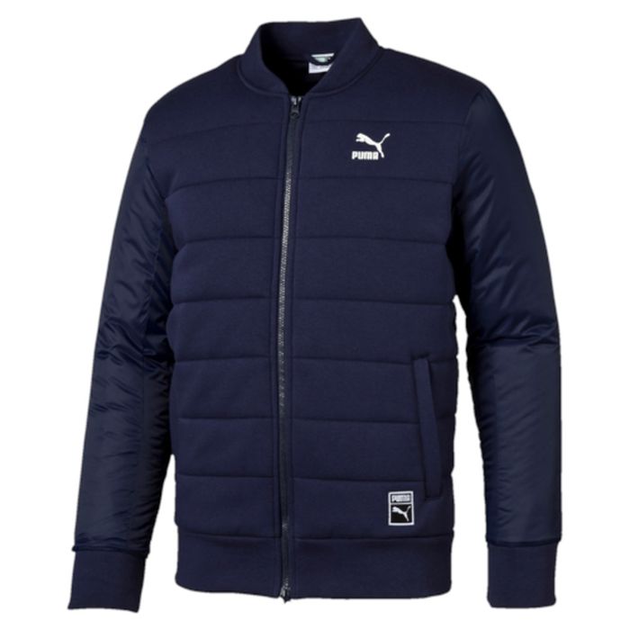 Куртка571605_08 Куртка571605_08Куртка Puma Midlayer Fleece выполнена из мягкого, приятного на ощупь материала в основной части и гладкого текстиля - на рукавах. Модель прямого кроя с синтепоновым утеплителем. Изделие декорировано набивным логотипом; а также снабжено тканым логотипом соответствующей обувной линейки PUMA. Куртка имеет стандартную посадку с учетом стеганой подкладки.
