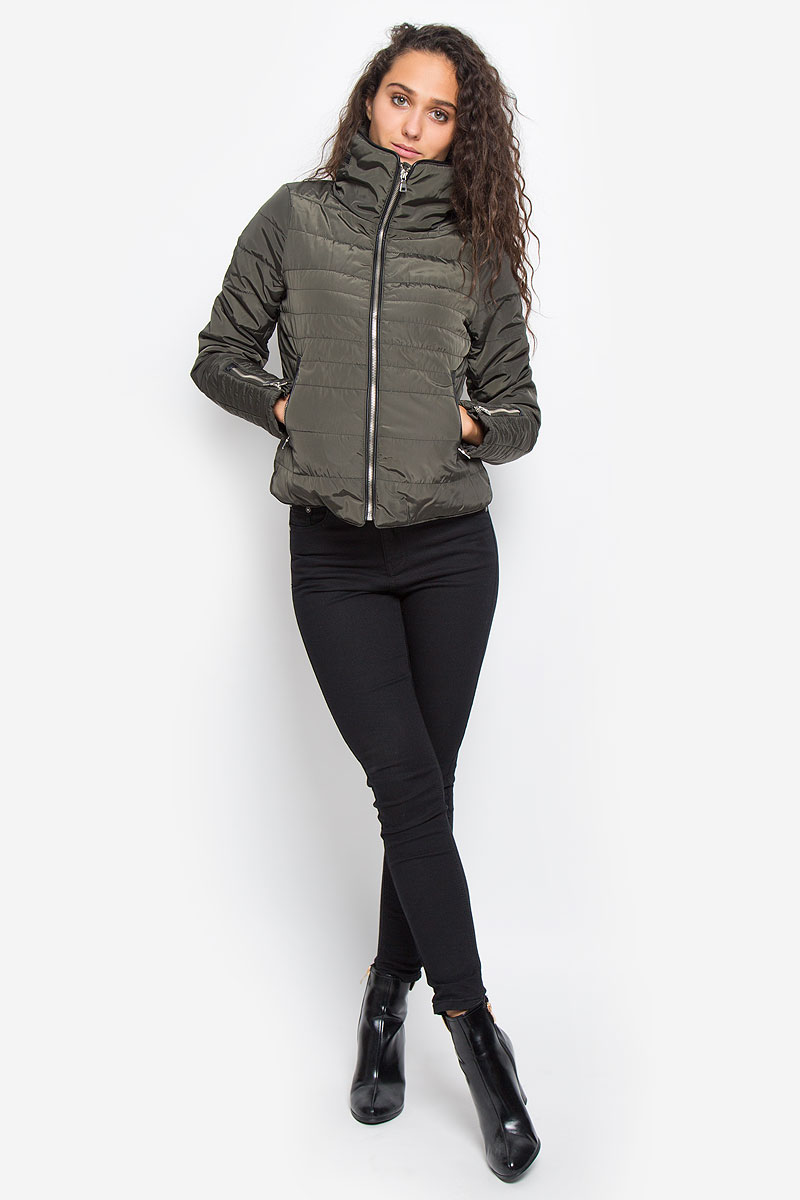 Куртка10159737_Black Куртка10159737_BlackЖенская куртка Vero Moda изготовлена полиэстера. Укороченная модель с воротником-стойкой застегивается на молнию с внутренней ветрозащитной планкой. Изделие имеет слегка приталенный силуэт. Рукава дополнены застежками-молниями. Спереди расположены два прорезных кармана на молниях. Куртка оформлена кожаными вставками.