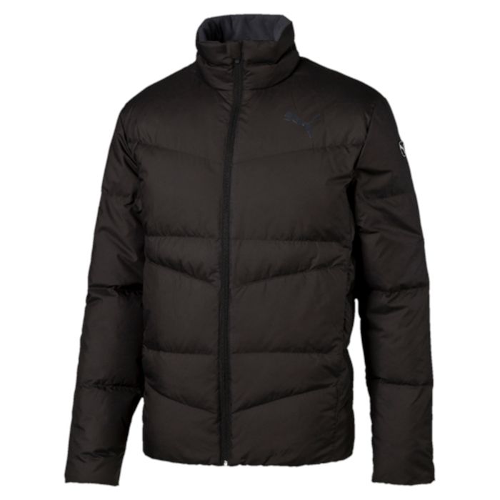 Куртка838641_01 Куртка838641_01Куртка Puma выполнена из стеганного текстиля. Модель декорирована логотипом PUMA, нанесенным методом глянцевой печати, а также силиконовой эмблемой PUMA. Среди других отличительных особенностей модели – воротник с подкладкой из флиса, надежно закрывающий спереди шею и подбородок и ветрозащитным клапаном, боковые карманы на молнии в швах с односторонней подкладкой из флиса, отделка изнутри эластичным материалом манжет и подола, петля для вешалки, внутренний карман для электронных устройств с клапаном, висячий ярлык с указанием состава наполнителя.