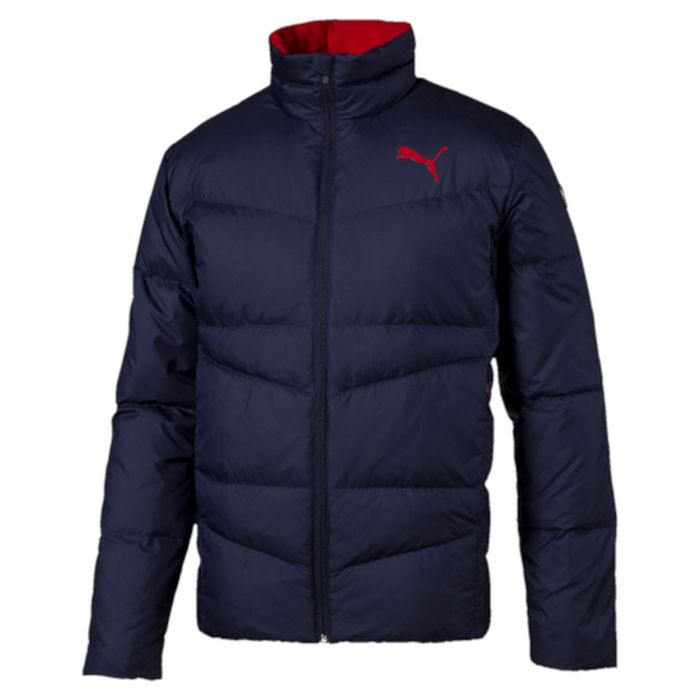 Куртка838641_01 Куртка838641_01Куртка Puma выполнена из стеганного текстиля. Модель декорирована логотипом PUMA, нанесенным методом глянцевой печати, а также силиконовой эмблемой PUMA. Среди других отличительных особенностей модели – воротник с подкладкой из флиса, надежно закрывающий спереди шею и подбородок и ветрозащитным клапаном, боковые карманы на молнии в швах с односторонней подкладкой из флиса, отделка изнутри эластичным материалом манжет и подола, петля для вешалки, внутренний карман для электронных устройств с клапаном, висячий ярлык с указанием состава наполнителя.