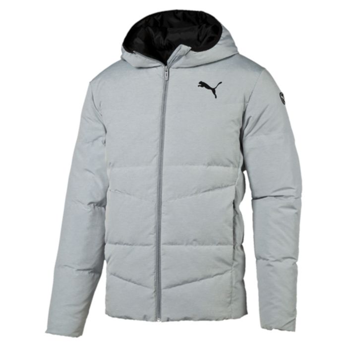 Куртка838642_39 Куртка838642_39Легкая и удобная куртка Hooded Down Jacket характеризуется высоким теплосбережением. Благодаря прямому крою обеспечивается комфортная посадка. Модель декорирована логотипом PUMA, нанесенным методом глянцевой печати, а также силиконовой эмблемой PUMA. Среди других отличительных особенностей модели - капюшон с эластичными завязками, ветрозащитный клапан и наращенный спереди ворот, надежно закрывающий шею и подбородок, боковые карманы на молнии в швах с односторонней подкладкой из флиса, отделка изнутри эластичным материалом манжет и подола, петля для вешалки, внутренний карман для электронных устройств с клапаном, висячий ярлык с указанием состава наполнителя.