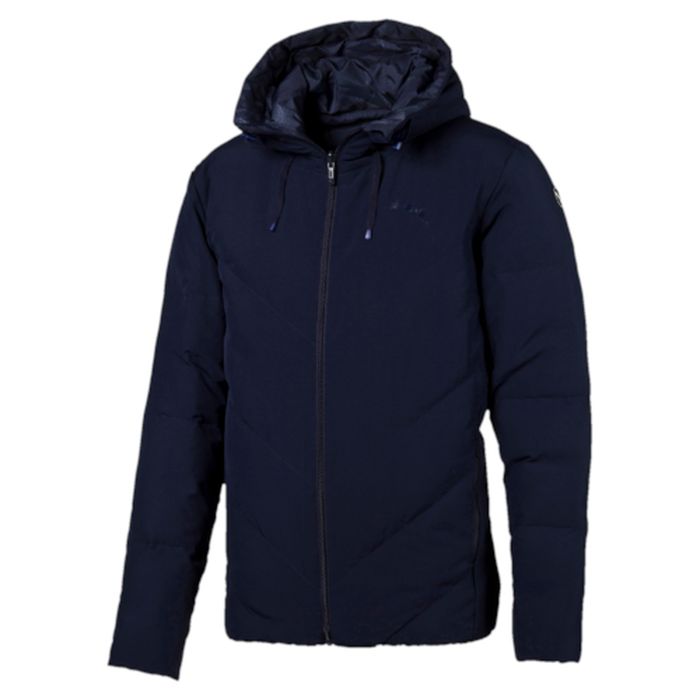 Куртка838656_45 Куртка838656_45Двусторонняя куртка Puma Style Reverse Hd Padded Jacket защитит вас от непогоды. Верхняя куртка декорирована логотипом Puma, нанесенным методом глянцевой печати, а также силиконовой эмблемой Puma. Среди других отличительных особенностей модели - капюшон изменяемой формы с затягивающимися шнурами, снабженными стопорами, наращенный спереди ворот, защищающий шею и подбородок от ветра, боковые карманы на молнии с односторонней подкладкой из флиса. Нижняя куртка украшена графическим набивным рисунком, нанесенным методом сублимационной печати. Модель декорирована логотипом Puma, нанесенным методом глянцевой печати, капюшон изменяемой формы с затягивающимися шнурами, снабженными стопорами, наращённый спереди ворот, защищающий шею и подбородок от ветра, карманы с обтачками.