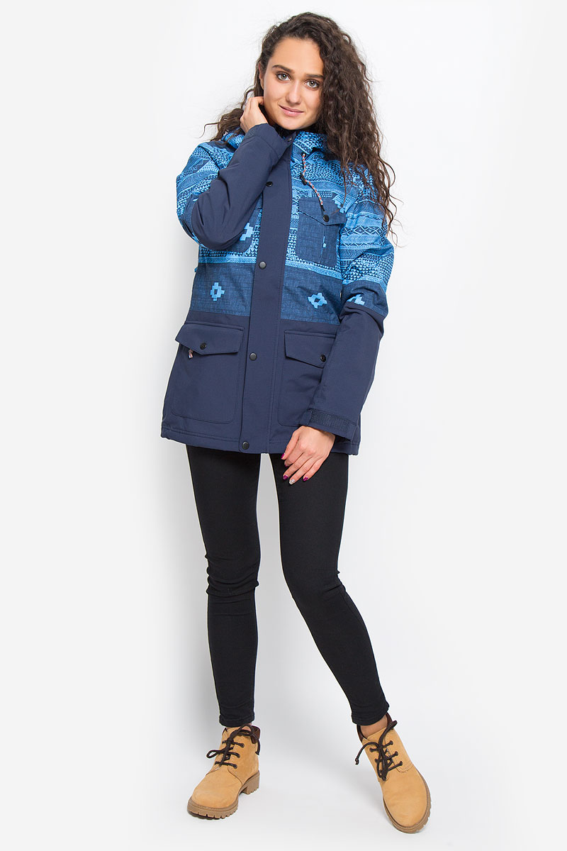Куртка655026-5900 Куртка655026-5900Женская куртка для сноуборда ONeill Pw Cluster Jacket выполнена из полиэстера с подкладкой из синтепона. Модель с длинными рукавами и несъемным капюшоном застегивается на застежку-молнию спереди и имеет ветрозащитный клапан на кнопках. Изделие имеет спереди четыре накладных кармана с клапанами на кнопках, внутренним втачным карманом на молнии и накладным карманом-сеткой. Рукава дополнены хлястиками на липучках, которые позволяют регулировать обхват манжет. По бокам куртки, от линии талии до середины рукавов, расположены вентиляционные отверстия с сетчатыми вставками, закрывающиеся на застежки-молнии. Куртка оснащена противоснежной вставкой на кнопках. Объем капюшона регулируется при помощи шнурка-кулиски. По низу куртка также дополнена шнурком-кулиской. Оформлена куртка оригинальным абстрактным принтом. Водонепроницаемость: 10 000 мм. Паронепроницаемость: 10 000 гр/м/24ч.