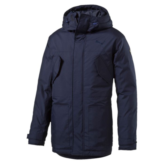 Куртка838660_06 Куртка838660_06Куртка Puma выполнена из гладкого текстиля. Модель прямого кроя с натуральным утеплителем из пуха и пера. Модель декорирована логотипом PUMA, нанесенным методом глянцевой печати, а также силиконовой эмблемой PUMA. Среди других отличительных особенностей модели - капюшон изменяемой формы с затягивающимися шнурами, снабженными стопорами, ветрозащитный клапан на липучке и наращенный спереди ворот, надежно закрывающий шею и подбородок, скрытый карман для электронных устройств на молнии с прорезиненной петлицей и эластичной петлей для регулировки длины провода наушников под ветрозащитным клапаном, нагрудные карманы с клапаном, застегивающиеся на кнопку, боковые карманы на молнии, манжеты на застежке-липучке, петля для вешалки, висячий ярлык с указанием состава наполнителя (упругость пуха 600, соотношение пух/перо 90/10, что является показателем наполнителя экстра-класса).