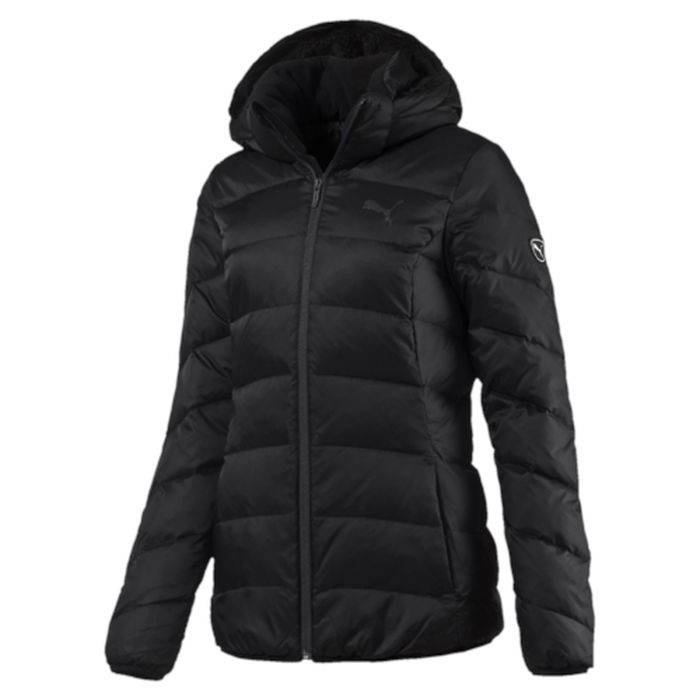 Пуховик838668_01 Пуховик838668_01Стильная и теплая куртка ESS Hooded Down Jacket W. Модель декорирована логотипом PUMA, нанесенным методом глянцевой печати, а также силиконовой эмблемой PUMA. Среди других отличительных особенностей модели - съемный капюшон, прикрепляемой скрытой застежкой-молнией, капюшон и воротник с подкладкой из флиса, подбой манжет и подола эластичным материалом, ветрозащитный клапан и наращённый спереди ворот, надежно закрывающий шею и подбородок, боковые карманы на молнии с односторонней подкладкой из флиса, петля для вешалки, внутренний карман для электронных устройств с клапаном, висячий ярлык с указанием состава наполнителя.