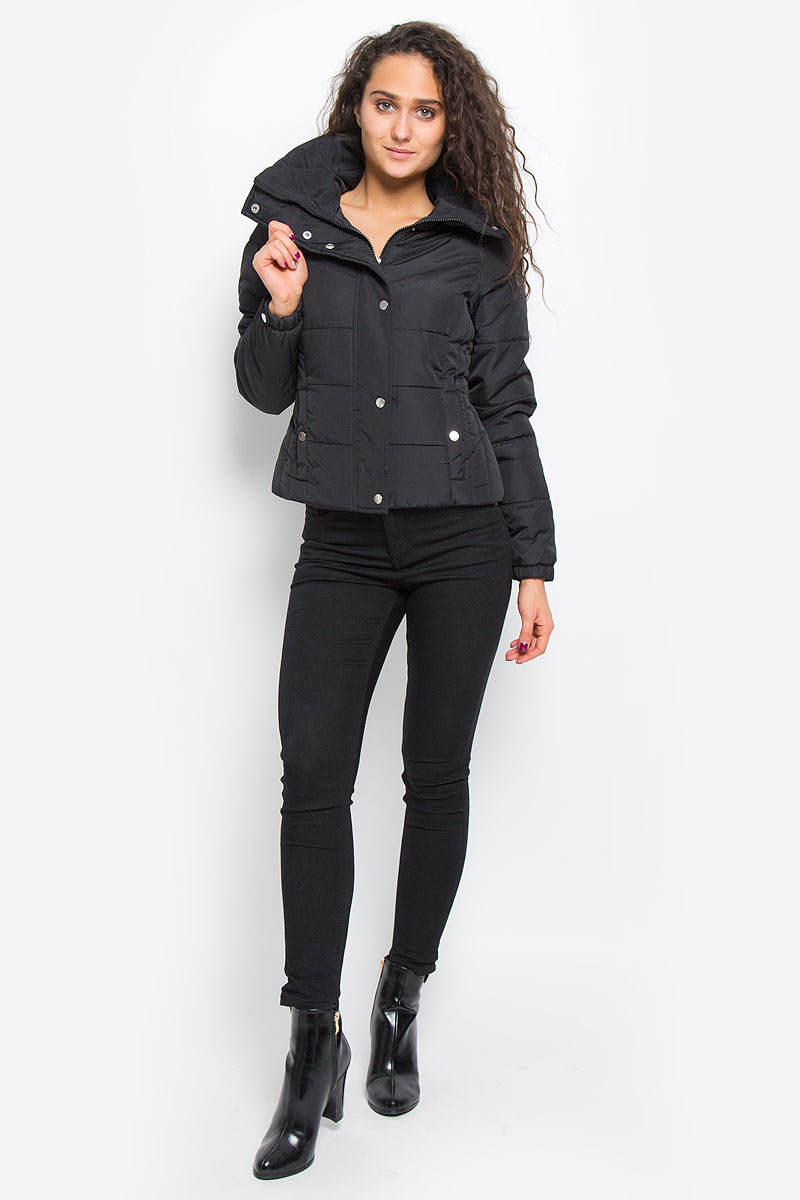 Куртка10157838_Black Куртка10157838_BlackСтильная женская куртка Vero Moda выполнена из 100% полиэстера. Подкладка и наполнитель тоже выполнены из полиэстера. Такая модель отлично подойдет для прохладной погоды. Куртка с воротником-стойкой и длинными рукавами застегивается на застежку-молнию, которая прикрыта ветрозащитной планкой на кнопках. Спереди модель дополнена двумя прорезными карманами с клапанами на кнопках. Манжеты рукавов на резинках и оформлены декоративными кнопками. Очень комфортная и стильная куртка будет прекрасным выбором для повседневной носки и подчеркнет вашу индивидуальность.
