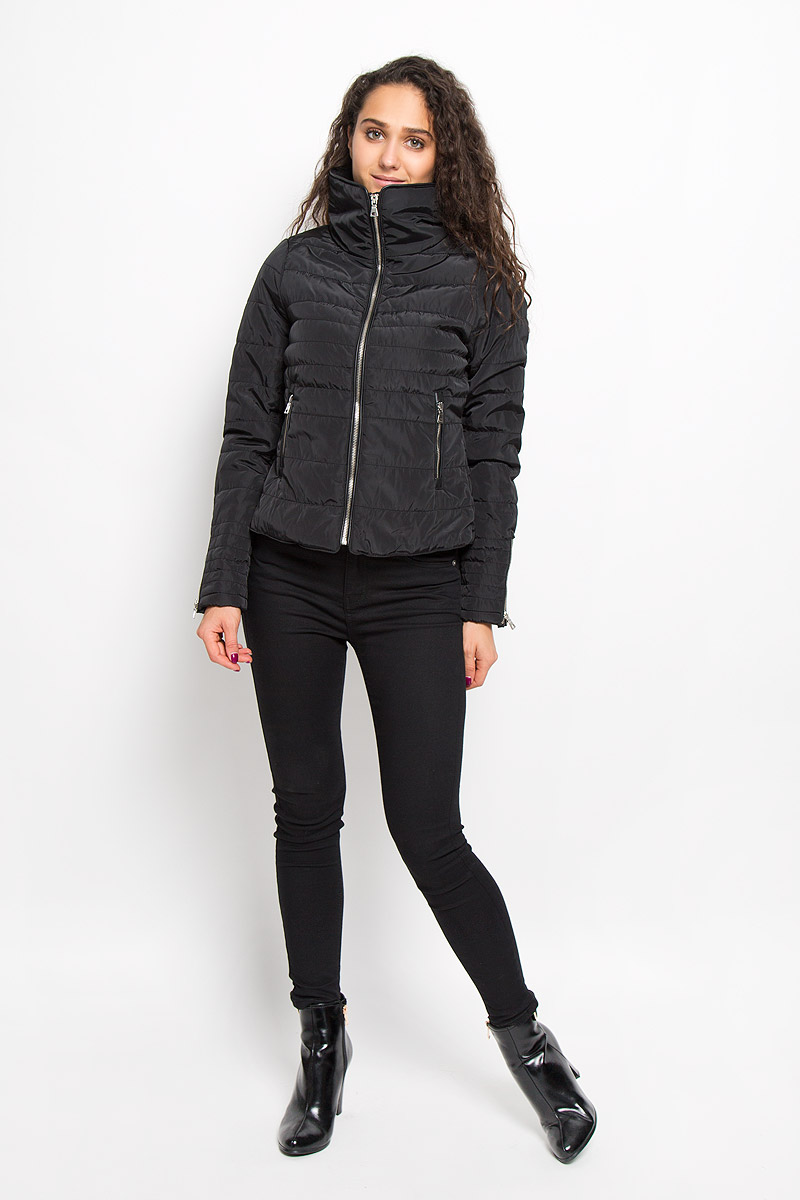 Куртка10159737_Black Куртка10159737_BlackЖенская куртка Vero Moda изготовлена полиэстера. Укороченная модель с воротником-стойкой застегивается на молнию с внутренней ветрозащитной планкой. Изделие имеет слегка приталенный силуэт. Рукава дополнены застежками-молниями. Спереди расположены два прорезных кармана на молниях. Куртка оформлена кожаными вставками.