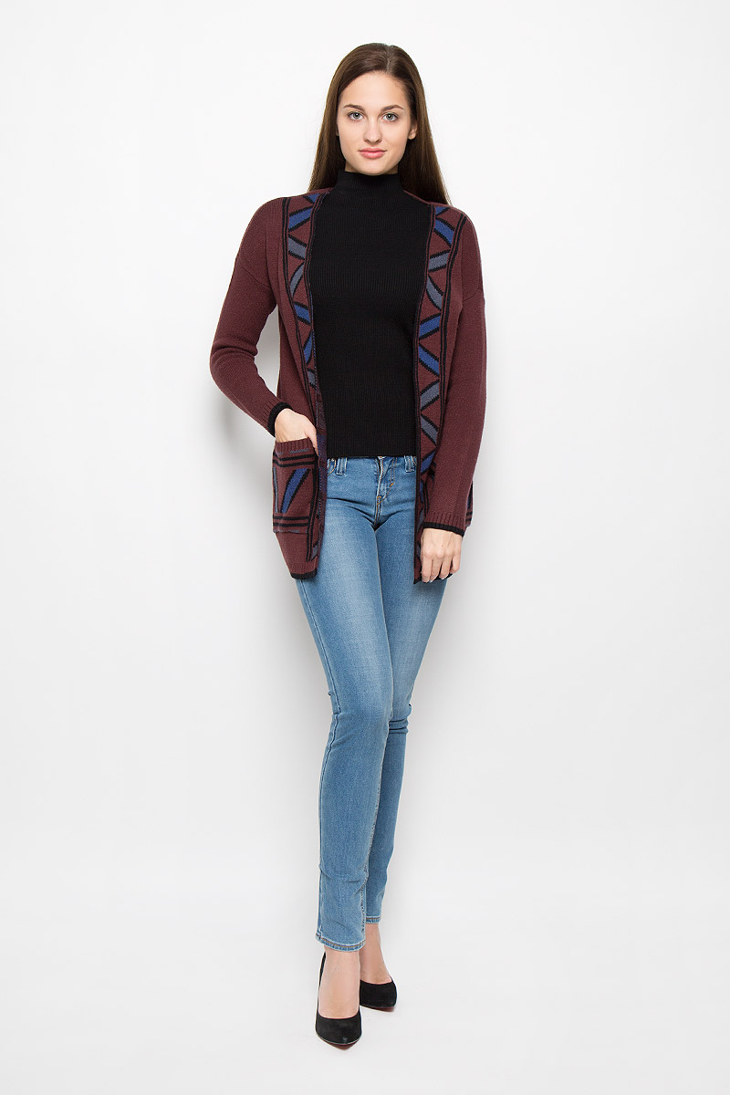 Кардиган10161248_Decadent Chocolate Кардиган10161248_Decadent ChocolateСтильный женский кардиган Vero Moda, выполненный из вискозы с добавлением полиэстера и нейлона, подчеркнет ваш уникальный стиль и поможет создать оригинальный женственный образ. Модель с длинными рукавами оформлена оригинальным принтом. Спереди находятся два накладных кармана. Кардиган не имеет застежек, благодаря чему красиво и элегантно драпируется. Манжеты рукавов и низ модели связаны резинкой.