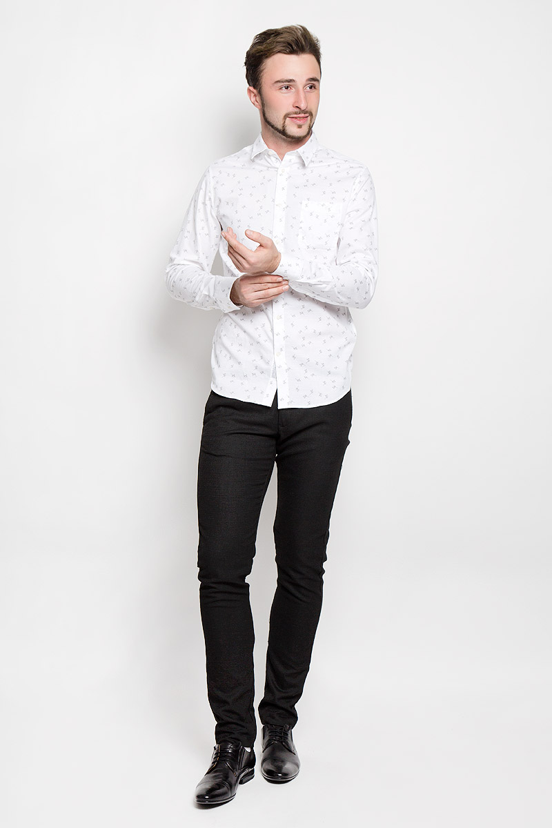 Брюки16052164_Black Брюки16052164_BlackКлассические мужские брюки Selected Homme прямого кроя и стандартной посадки изготовлены из прочного полиэстера с добавлением вискозы и эластана. Брюки застегиваются на ширинку на застежке-молнии, а также на пуговицы на поясе. На поясе расположены шлевки для ремня. Модель дополнена двумя открытыми втачными карманами спереди и двумя втачными карманами на клапанах с пуговицами сзади.