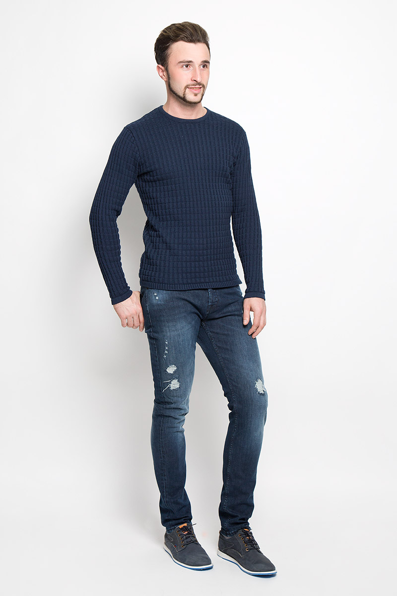 Джемпер22004487_Dress Blues Джемпер22004487_Dress BluesМужской джемпер Only & Sons с круглым вырезом горловины и длинными рукавами изготовлен из высококачественной пряжи из хлопка. Манжеты рукавов, низ и горловина джемпера связаны резинкой. Изделие украшено объемным вязаным узором.
