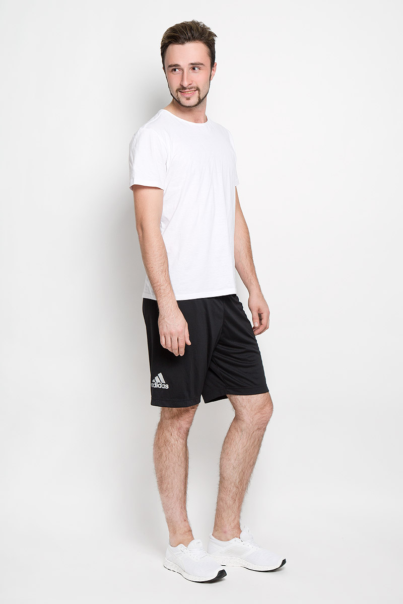 ШортыAZ1851 ШортыAZ1851Шорты Adidas Mep выполнены из 100% полиэстера. Ткань с технологией climalite® быстро и эффективно отводит влагу с поверхности кожи, поддерживая комфортный микроклимат. Свободные легкие шорты дополнены широкой эластичной резинкой на поясе. Объем талии регулируется при помощи шнурка-кулиски.