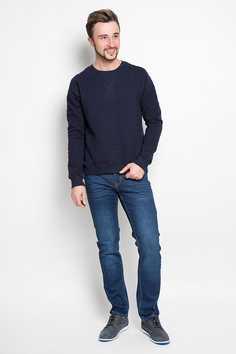 СвитшотSt-213/815-6323 СвитшотSt-213/815-6323Мужской свитшот Sela Casual Wear с длинными рукавами и круглым вырезом горловины имеет свободный крой. Свитшот изготовлен из хлопка с добавлением полиэстера. Горловина, манжеты рукавов и низ свитшота дополнены трикотажными резинками. Изделие оформлено стеганым узором.