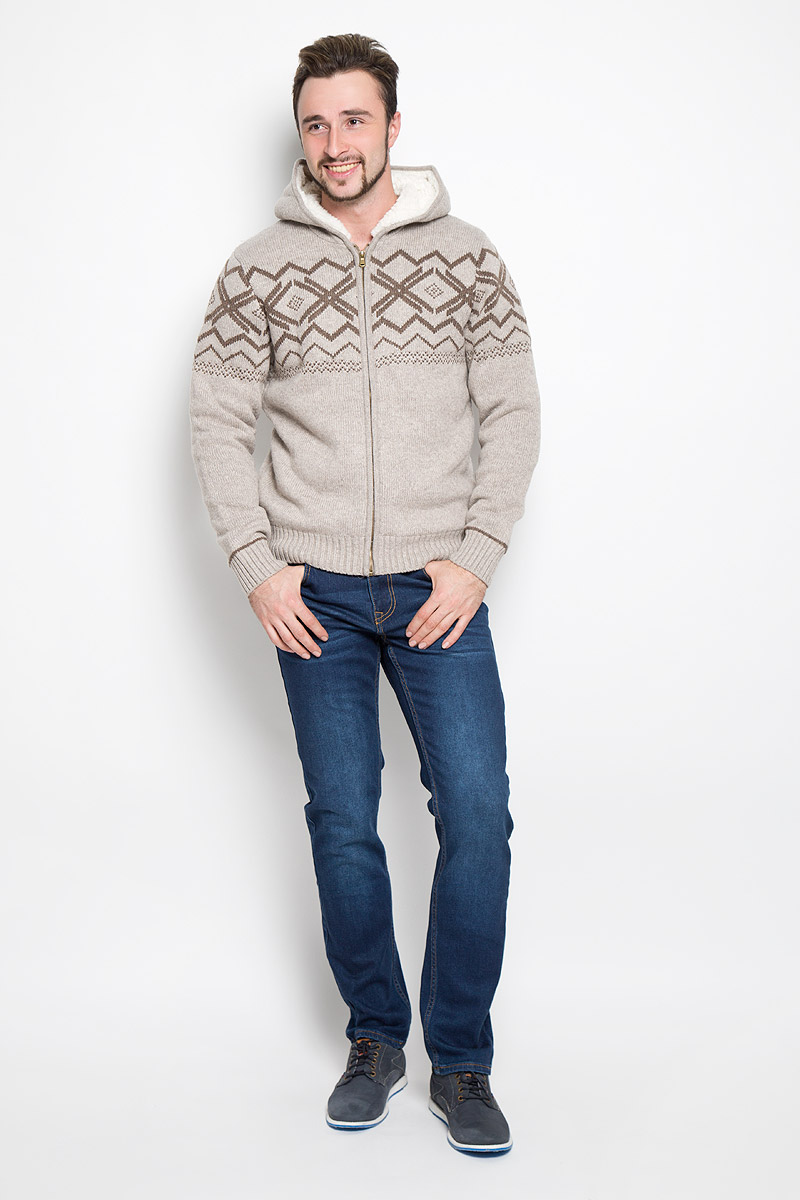 ТолстовкаCsw-224/007-6331 ТолстовкаCsw-224/007-6331Мужская толстовка Sela Casual Wear с длинными рукавами и капюшоном изготовлена из полиэстера с добавлением акрила и шерсти, изнаночная сторона отделана искусственным мехом из полиэстера. Наполнитель - синтепон. Модель застегивается на застежку-молнию спереди. Манжеты рукавов и низ толстовки связаны резинкой. Толстовка украшена контрастным геометрическим узором.