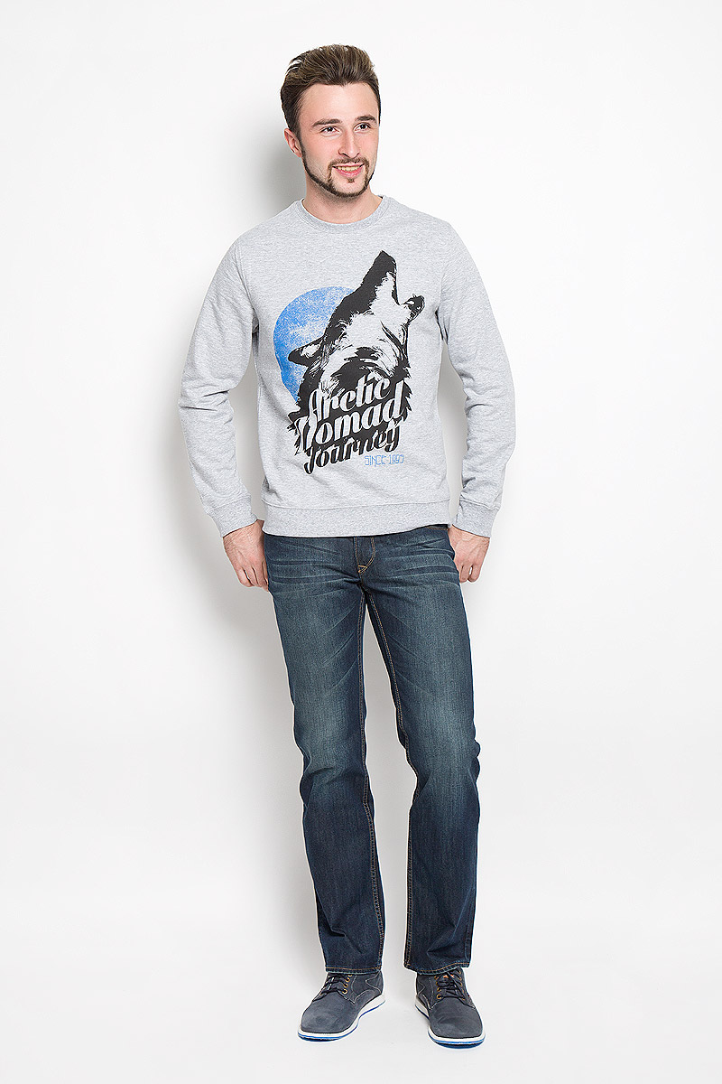 СвитшотSt-213/817-6424 СвитшотSt-213/817-6424Мужской свитшот Sela Casual Wear с длинными рукавами и круглым вырезом горловины имеет свободный крой. Свитшот изготовлен из хлопка с добавлением полиэстера. Горловина, манжеты рукавов и низ свитшота дополнены трикотажными резинками. Изделие украшено крупным принтом с изображением волка спереди.