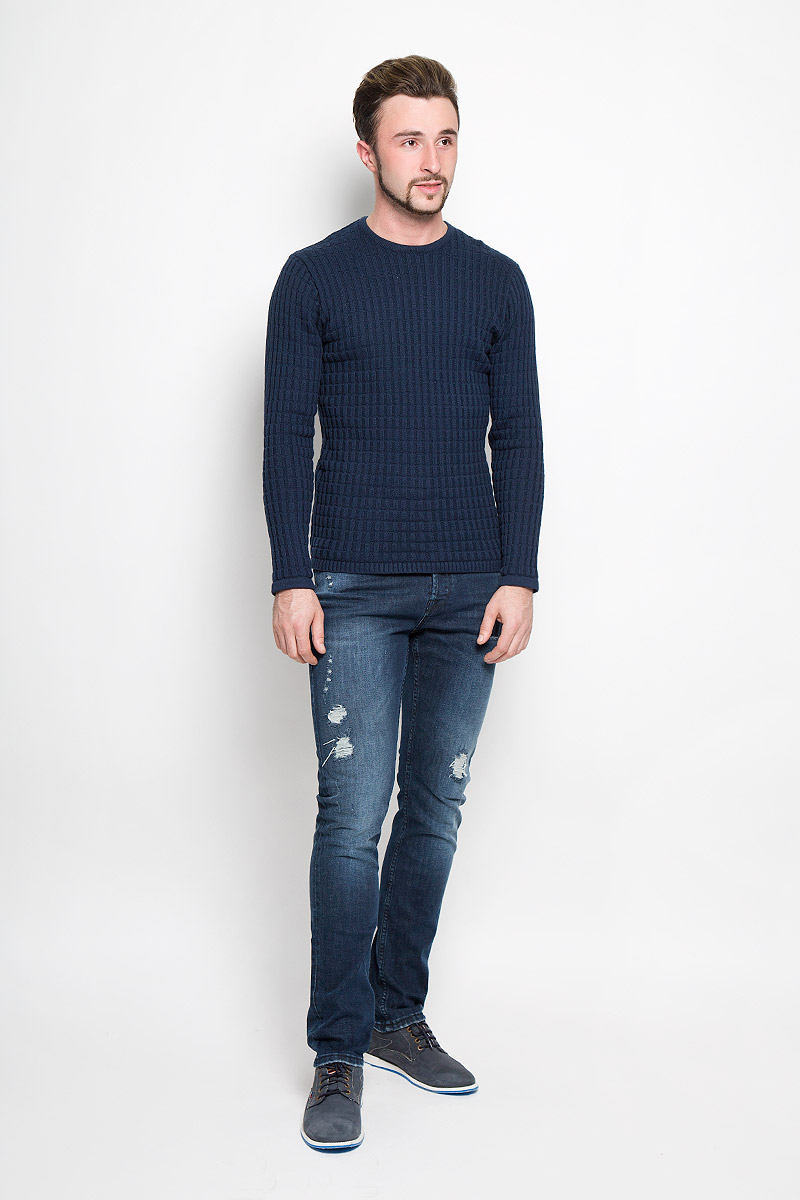 Джинсы22004347_Dark Blue Denim Джинсы22004347_Dark Blue DenimМужские джинсы Only & Sons выполнены из высококачественного эластичного хлопка. Джинсы-слим стандартной посадки застегиваются на пуговицу в поясе и ширинку на пуговицах, дополнены шлевками для ремня. Джинсы имеют классический пятикарманный крой: спереди модель дополнена двумя втачными карманами и одним маленьким накладным кармашком, а сзади - двумя накладными карманами. Джинсы украшены потертостями и декоративной заплаткой.