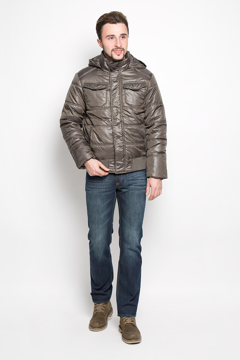 КурткаCp-226/344-6312 КурткаCp-226/344-6312Стильная мужская куртка Sela Casual Wear превосходно подойдет для прохладных дней. Куртка выполнена из полиэстера, она отлично защищает от дождя, снега и ветра, а наполнитель из синтепона превосходно сохраняет тепло. Модель с длинными рукавами и капюшоном застегивается на застежку-молнию спереди и дополнительно на ветрозащитную планку на кнопках. Капюшон пристегивается на молнию, объем регулируется при помощи шнурка-кулиски со стопперами. Изделие дополнено двумя втачными карманами на молниях спереди и двумя накладными карманами с клапанами на кнопках, а также внутренним врезным карманом на кнопке. Рукава дополнены внутренними трикотажными манжетами. Низ изделия дополнен трикотажной широкой резинкой. Эта модная и в то же время комфортная куртка согреет вас в холодное время года и отлично подойдет как для прогулок, так и для активного отдыха.