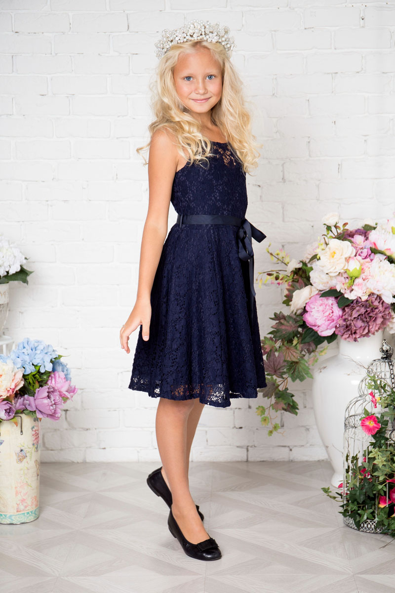 Платье215804 Платье215804Платье для девочки Sweet Berry выполнено из гипюра. Модель без рукавов и с круглым вырезом горловины. На талии завязывается пояском.