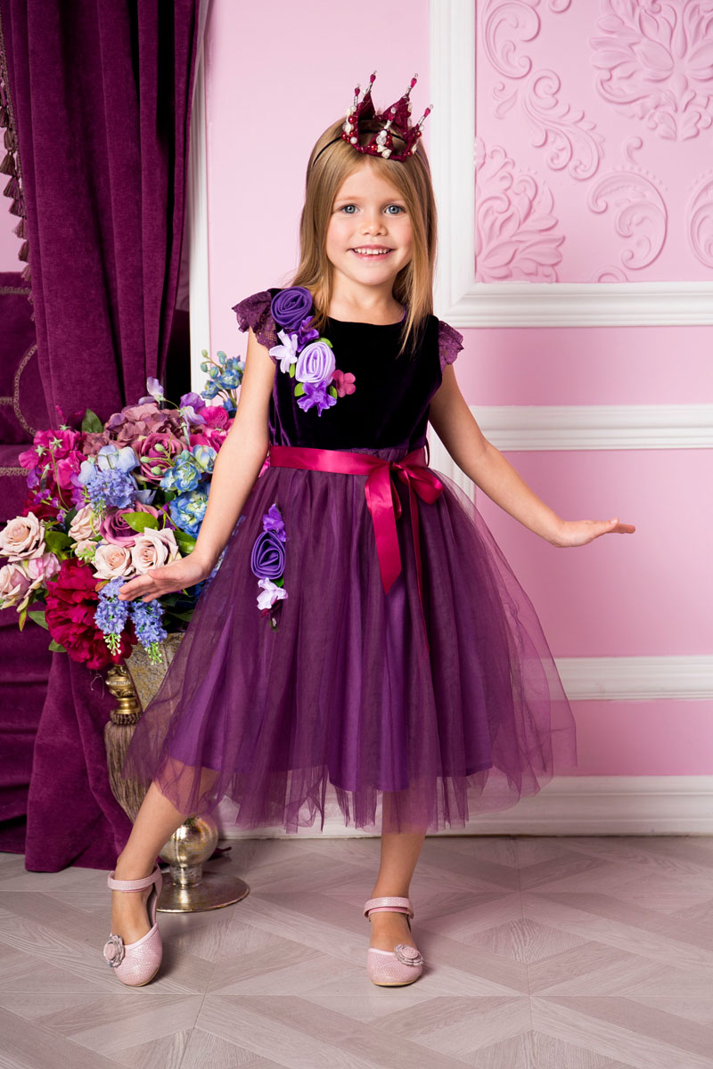 Платье215900 Платье215900Платье для девочки Sweet Berry выполнено из высококачественного комбинированного материала и дополнено подкладкой из натурального хлопка. Модель с круглым вырезом горловины и рукавами-крылышками оформлено декоративными текстильными цветами. Сзади застегивается на потайную застежку-молнию. Юбка изделия оформлена сетчатым материалом. Линию талии подчеркивает текстильный поясок.