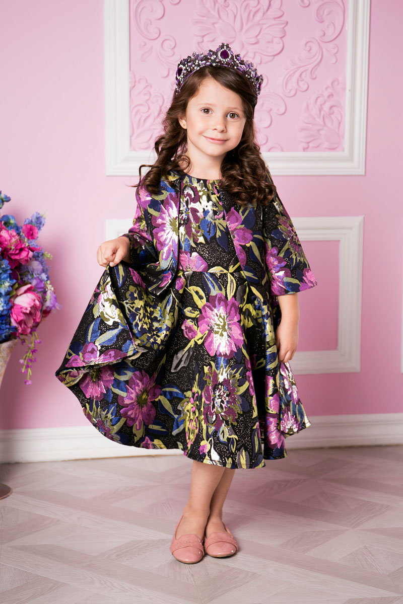 Платье215902 Платье215902Платье для девочки Sweet Berry выполнено из высококачественного материала и дополнено подкладкой из хлопка. Модель с круглым вырезом горловины застегивается сзади на застежку-молнию. Юбка оформлена складками. Платье оформлено оригинальным цветочным принтом.
