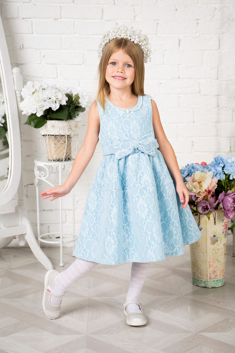 Платье215903 Платье215903Платье для девочки Sweet Berry выполнено из высококачественного кружевного материала и дополнено подкладкой из натурального хлопка. Модель сзади застегивается на потайную застежку-молнию. Платье дополнено текстильным бантом украшенным спереди бантом. Горловина оформлена декоративными бусами.