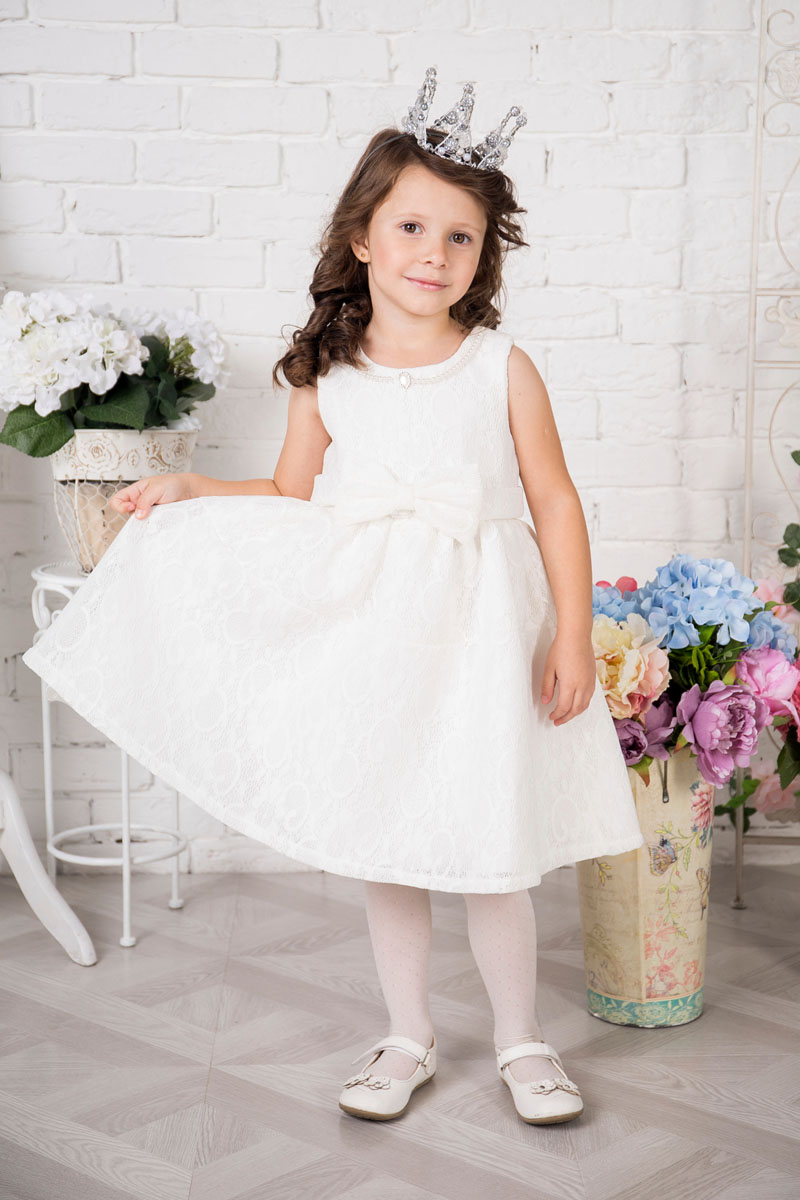 Платье215903 Платье215903Платье для девочки Sweet Berry выполнено из высококачественного кружевного материала и дополнено подкладкой из натурального хлопка. Модель сзади застегивается на потайную застежку-молнию. Платье дополнено текстильным бантом украшенным спереди бантом. Горловина оформлена декоративными бусами.