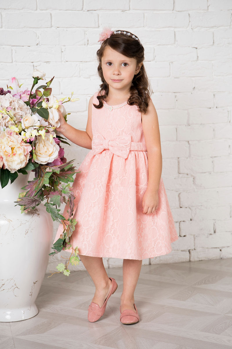 Платье215903 Платье215903Платье для девочки Sweet Berry выполнено из высококачественного кружевного материала и дополнено подкладкой из натурального хлопка. Модель сзади застегивается на потайную застежку-молнию. Платье дополнено текстильным бантом украшенным спереди бантом. Горловина оформлена декоративными бусами.