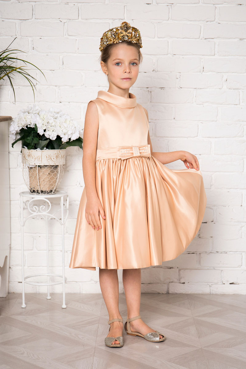 Платье215906 Платье215906Платье для девочки Sweet Berry выполнено из высококачественного атласного материала и дополнено подкладкой из натурального хлопка. Модель сзади застегивается на потайную застежку-молнию. Сзади платье оформлено большим текстильным бантом, а также спереди небольшим бантом украшенным стразами.