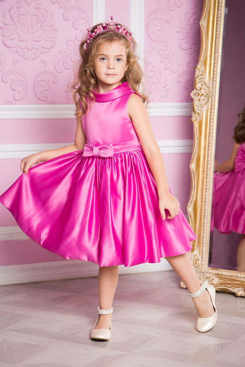 Платье215906 Платье215906Платье для девочки Sweet Berry выполнено из высококачественного атласного материала и дополнено подкладкой из натурального хлопка. Модель сзади застегивается на потайную застежку-молнию. Сзади платье оформлено большим текстильным бантом, а также спереди небольшим бантом украшенным стразами.