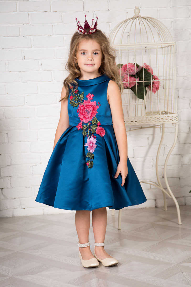 Платье215909 Платье215909Платье для девочки Sweet Berry выполнено из высококачественного атласного материала и дополнено подкладкой из натурального хлопка. Модель с пышной юбкой сзади застегивается на застежку-молнию. Модель оформлена цветочной нашивкой. Платье дополнено текстильным поясом.