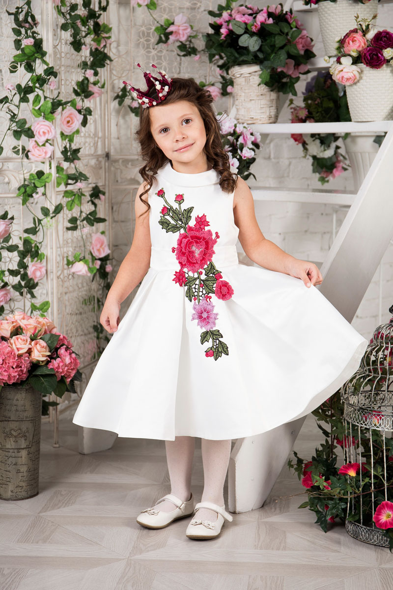 Платье215909 Платье215909Платье для девочки Sweet Berry выполнено из высококачественного атласного материала и дополнено подкладкой из натурального хлопка. Модель с пышной юбкой сзади застегивается на застежку-молнию. Модель оформлена цветочной нашивкой. Платье дополнено текстильным поясом.