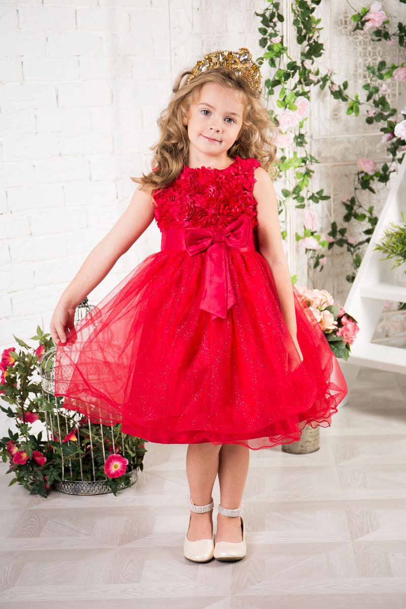 Платье215913 Платье215913Платье для девочки Sweet Berry изготовлено из качественного полиэстера, на подкладке из натурального хлопка. Пышная модель без рукавов застегивается сзади по спинке на потайную застежку-молнию. Верх расшит объемными цветами. Хлопковая подкладка обеспечивает дополнительное удобство. Модель дополнена широким поясом украшенным спереди текстильным цветком.
