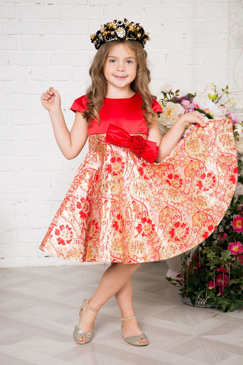 Платье215914 Платье215914Платье для девочки Sweet Berry выполнено из высококачественного материала и дополнено подкладкой из хлопка. Платье-миди с круглым вырезом горловины и рукавами-крылышками застегивается сзади на застежку-молнию. Низ изделия выполнен в виде юбки-полусолнца. Платье украшено текстильным бантом.