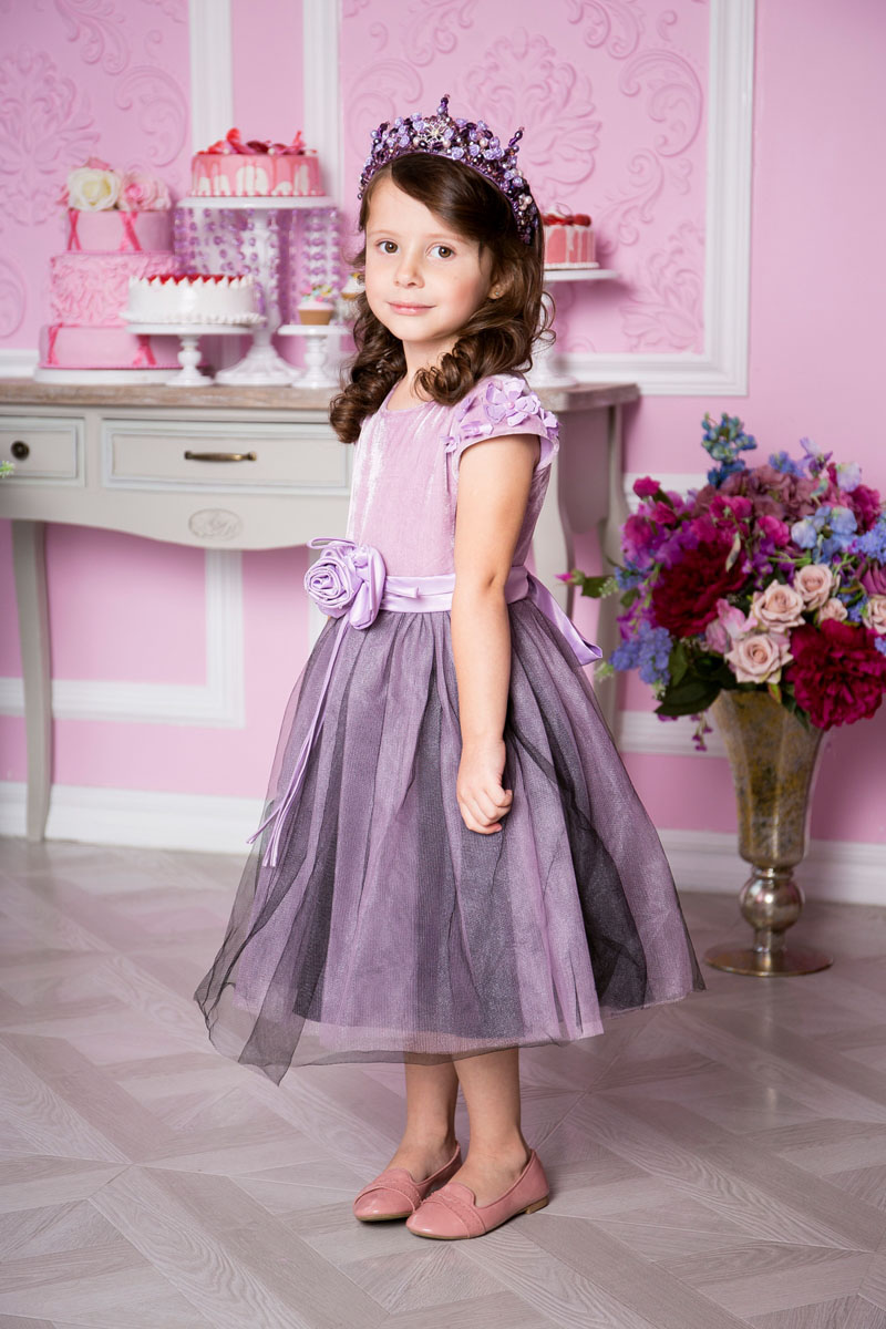 Платье215915 Платье215915Нежное платье для девочки Sweet Berry выполнено из высококачественного комбинированного материала и дополнено подкладкой из натурального хлопка. Модель средней длины с круглым вырезом горловины застегивается сзади на потайную застежку-молнию. Верх платья выполнен из бархата с рукавами-крылышками, оформленными объемными цветами и бусинами. Воздушная юбка состоит из нескольких слоев: верхний слой представляет собой двойную сетку с эффектом дымки, средний - атласную юбку, нижний - подъюбник с сеткой. Линию талии подчеркивает пояс, декорированный объемным цветком из атласа с бисером и сзади завязывающийся на бант.