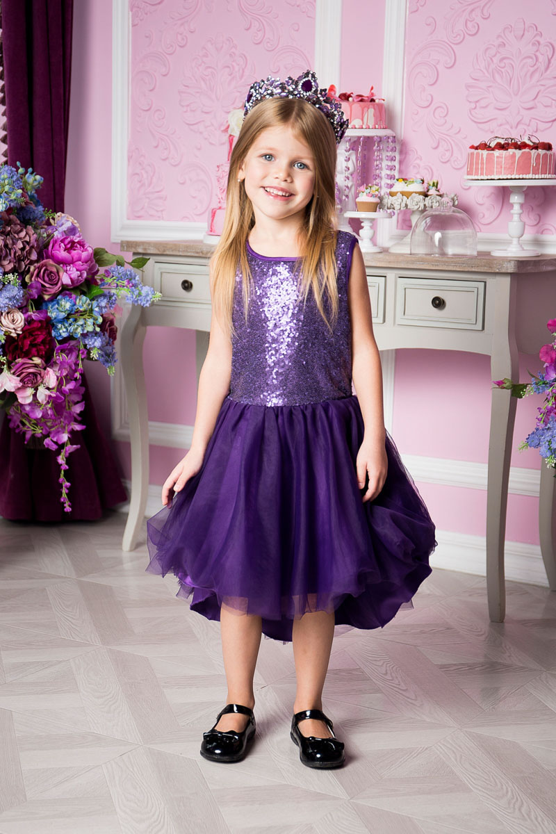 Платье215916 Платье215916Нарядное платье Sweet Berry для девочки без рукавов и с круглым вырезом горловины. Верх модели расшит пайетками. Удлиненная задняя часть создает эффект шлейфа. Застегивается на потайную молнию на спинке.