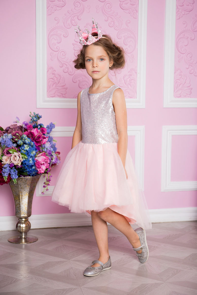 Платье215916 Платье215916Нарядное платье Sweet Berry для девочки без рукавов и с круглым вырезом горловины. Верх модели расшит пайетками. Удлиненная задняя часть создает эффект шлейфа. Застегивается на потайную молнию на спинке.