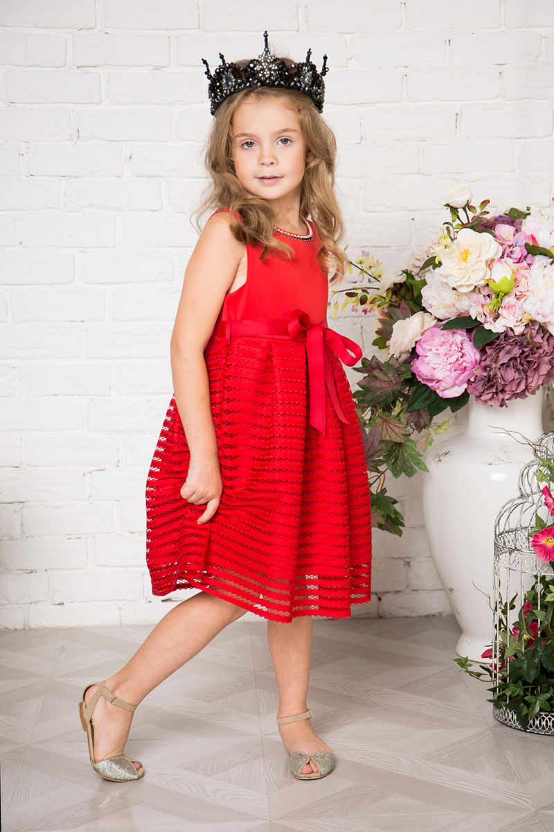 Платье215921 Платье215921Платье для девочки Sweet Berry выполнено из высококачественного материала и дополнено подкладкой из хлопка. Платье-миди с круглым вырезом горловины застегивается сзади на потайную застежку-молнию. Юбка выполнена из оригинального материала и оформлена складками. Линию талии подчеркивает текстильный поясок.