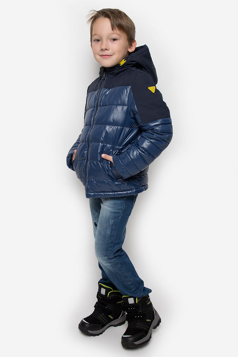 Куртка3532753.00.30_6758 Куртка3532753.00.30_6758Куртка для мальчика Tom Tailor c длинными рукавами и несъемным капюшоном выполнена из прочного полиамида. Наполнитель - синтепон. Модель застегивается на застежку-молнию спереди. Изделие имеет два втачных кармана на кнопках спереди. Рукава оснащены внутренними флисовыми манжетами.