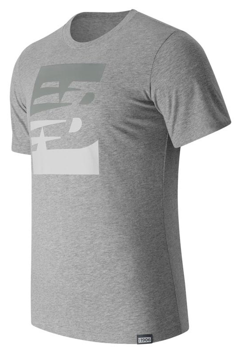 ФутболкаMT63514/AG ФутболкаMT63514/AGМужская футболка New Balance с короткими рукавами и круглым вырезом горловины выполнена из хлопка с добавлением полиэстера. Футболка украшена крупным принтом с логотипом бренда.