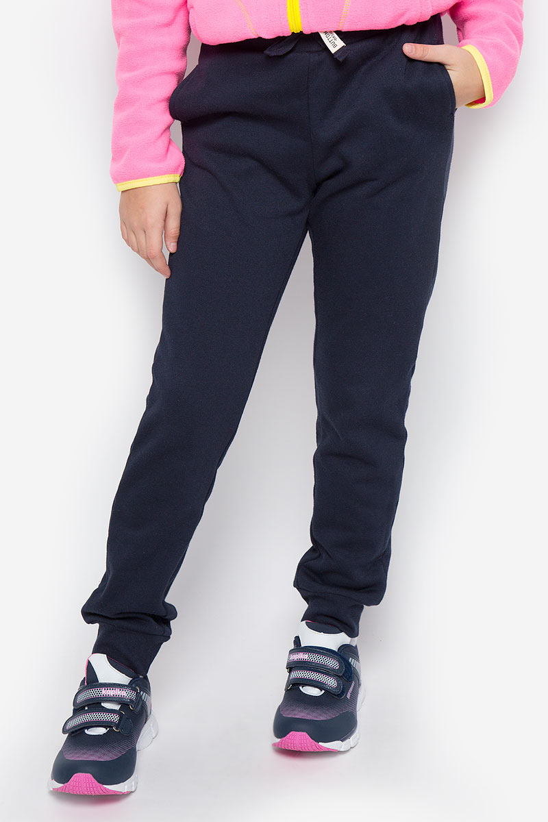 Брюки216BBUC56010800 Брюки216BBUC56010800Стильные спортивные брюки Button Blue станут отличным дополнением к гардеробу вашего ребенка. Изготовленные из хлопка и полиэстера, они мягкие и приятные на ощупь, не сковывают движения ребенка и позволяют коже дышать, обеспечивая наибольший комфорт. Брюки на талии имеют широкую эластичную резинку со шнурком. По бокам расположены два втачных кармана. Нижняя часть штанин дополнена трикотажными резинками. В таких брюках ваш ребенок будет чувствовать себя уютно и комфортно.