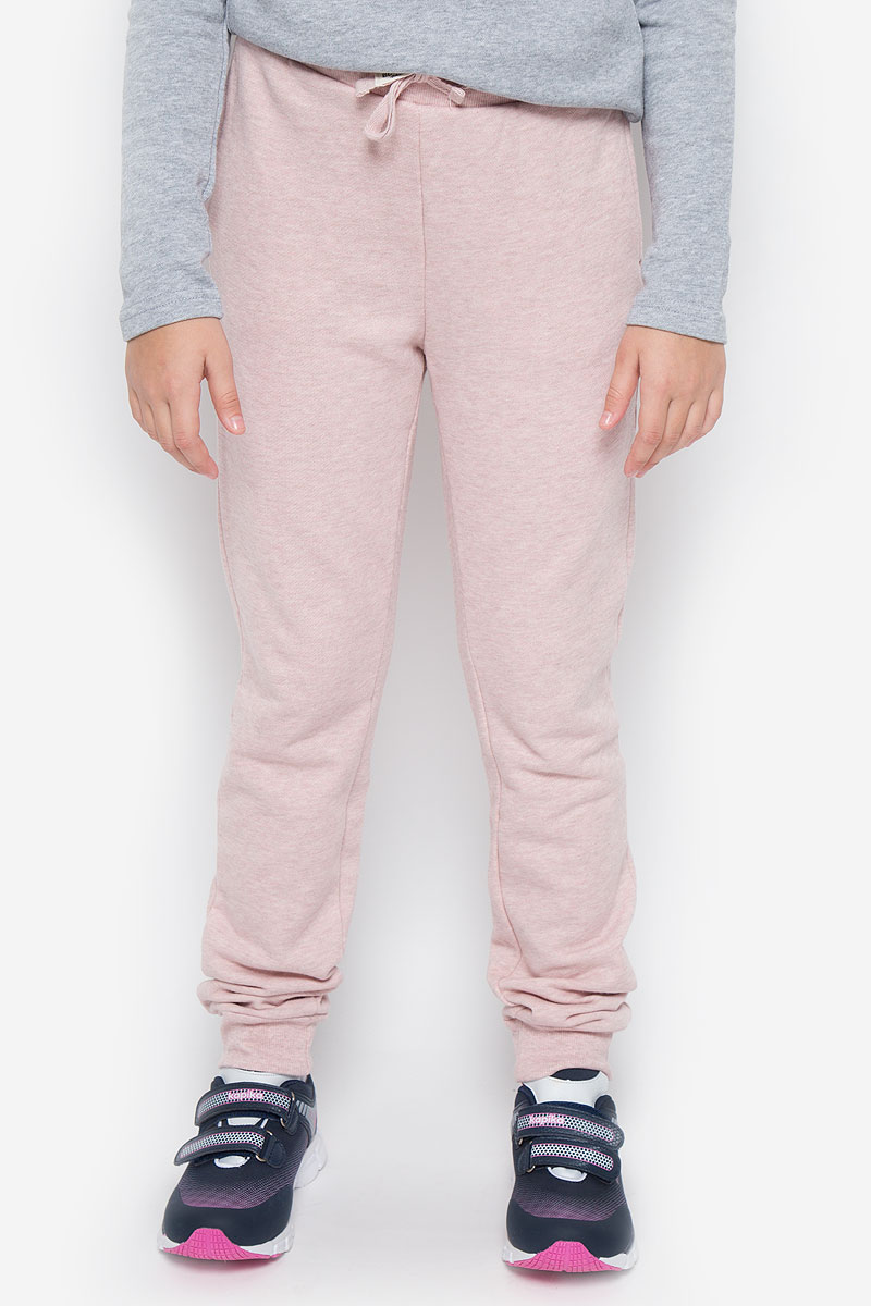 Брюки216BBUC56010800 Брюки216BBUC56010800Стильные спортивные брюки Button Blue станут отличным дополнением к гардеробу вашего ребенка. Изготовленные из хлопка и полиэстера, они мягкие и приятные на ощупь, не сковывают движения ребенка и позволяют коже дышать, обеспечивая наибольший комфорт. Брюки на талии имеют широкую эластичную резинку со шнурком. По бокам расположены два втачных кармана. Нижняя часть штанин дополнена трикотажными резинками. В таких брюках ваш ребенок будет чувствовать себя уютно и комфортно.