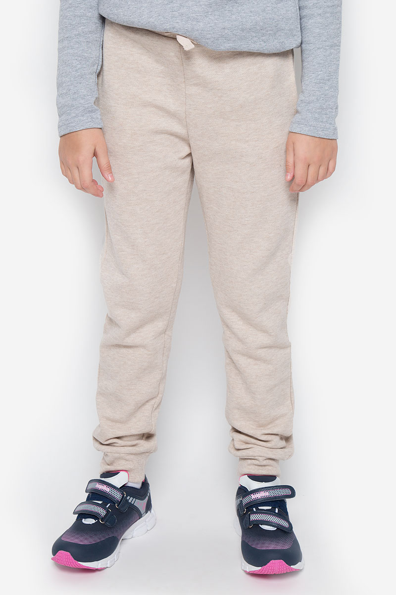 Брюки216BBUC56010800 Брюки216BBUC56010800Стильные спортивные брюки Button Blue станут отличным дополнением к гардеробу вашего ребенка. Изготовленные из хлопка и полиэстера, они мягкие и приятные на ощупь, не сковывают движения ребенка и позволяют коже дышать, обеспечивая наибольший комфорт. Брюки на талии имеют широкую эластичную резинку со шнурком. По бокам расположены два втачных кармана. Нижняя часть штанин дополнена трикотажными резинками. В таких брюках ваш ребенок будет чувствовать себя уютно и комфортно.