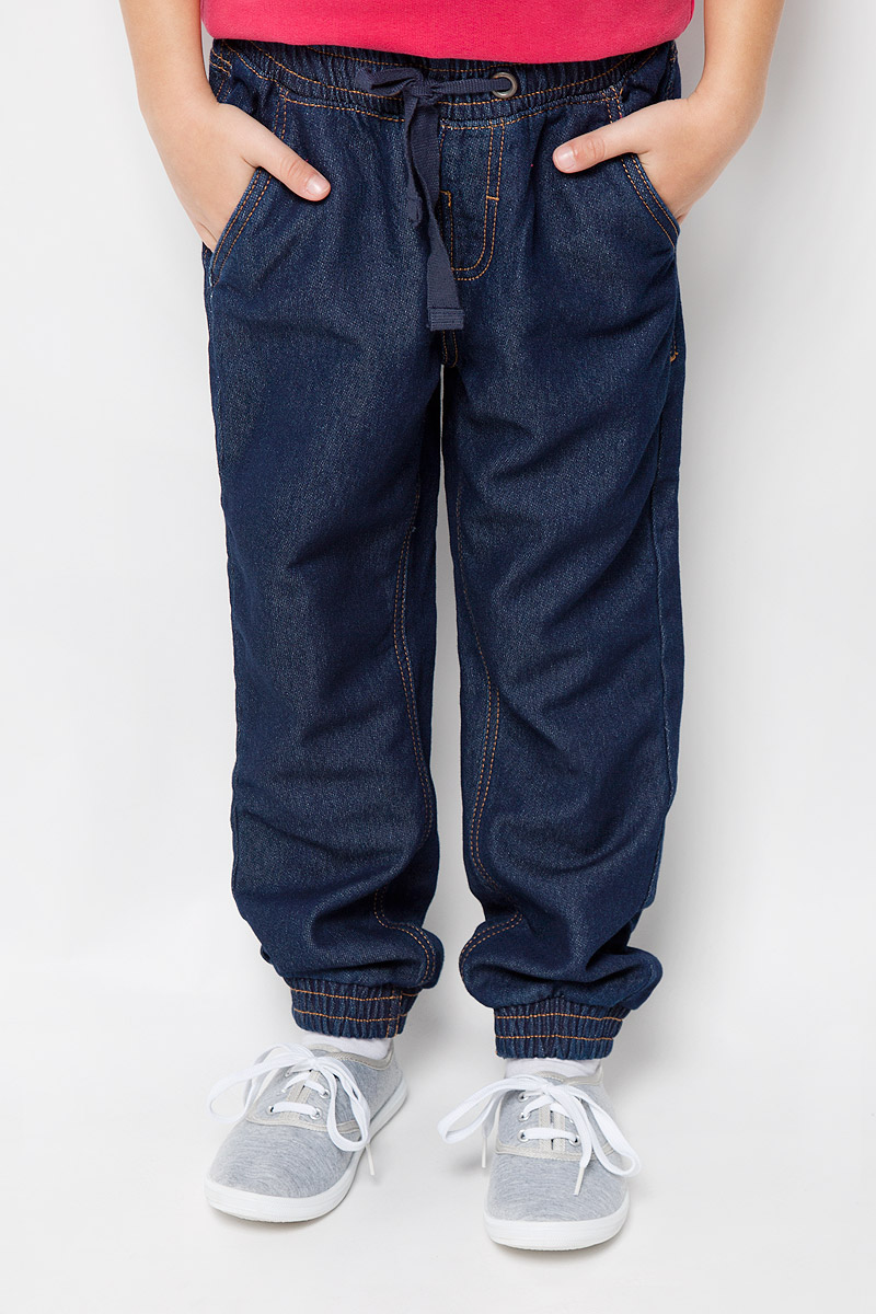 Брюки216BBUC5602D100 Брюки216BBUC5602D100Трикотажные детские брюки Button Blue - образец комфорта, уюта и свободы движений. И для отдыха, и для активного времяпрепровождения, эти брюки прямого кроя с резинкой внизу гарантируют удобство и отличный внешний вид. Особое переплетение и метод крашения трикотажного полотна полностью имитирует джинсовую ткань, что делает брюки еще более стильными и универсальными в повседневной носке. Модель оформлена двумя втачными карманами спереди и двумя накладными карманами сзади. В поясе изделие на резинке и завязывается на шнурочки в форме бантик. Такие брюки послужат отличным дополнением к детскому гардеробу!