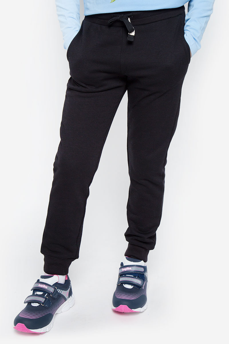 Брюки216BBUC56010800 Брюки216BBUC56010800Стильные спортивные брюки Button Blue станут отличным дополнением к гардеробу вашего ребенка. Изготовленные из хлопка и полиэстера, они мягкие и приятные на ощупь, не сковывают движения ребенка и позволяют коже дышать, обеспечивая наибольший комфорт. Брюки на талии имеют широкую эластичную резинку со шнурком. По бокам расположены два втачных кармана. Нижняя часть штанин дополнена трикотажными резинками. В таких брюках ваш ребенок будет чувствовать себя уютно и комфортно.