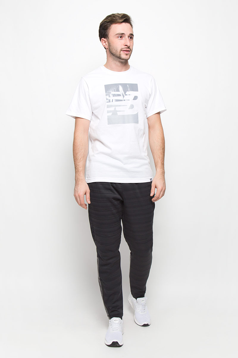ФутболкаMT63514/AG ФутболкаMT63514/AGМужская футболка New Balance с короткими рукавами и круглым вырезом горловины выполнена из хлопка с добавлением полиэстера. Футболка украшена крупным принтом с логотипом бренда.