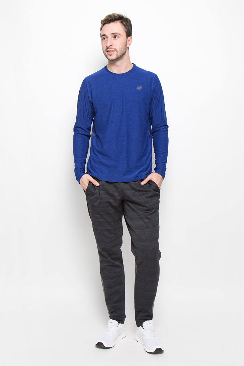 ЛонгсливMT63033/MBH ЛонгсливMT63033/MBHМужской лонгслив для тренировок New Balance с круглым вырезом горловины и длинными рукавами изготовлен из эластичного полиэстера. Лонгслив оформлен светоотражающим логотипом бренда спереди и имеет комфортные плоские швы.