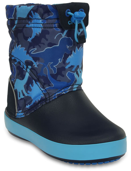 Дутики203510-498 Дутики203510-498Детские дутики Crocband LodgePoint Graphic от Crocs сохранят тепло в холодную погоду. Дутики выполнены из прочного водонепроницаемого и грязеотталкивающего текстиля с колоритными рисунками и полимера Croslite. Литая непромокаемая носочная часть из материала Croslite гарантирует легкость и комфорт. Верх голенища в объеме регулируется при помощи эластичного шнурка со стоппером. Подкладка и стелька выполнены из мягкого текстиля, что обеспечит комфорт и уют ногам. Такая подкладка дышит, согревает и соответствует гигиеническим нормам. Подошва с протектором гарантирует идеальное сцепление на любой поверхности. Модель оснащена светоотражающим элементом. Рекомендуемый температурный режим: до -15С°.