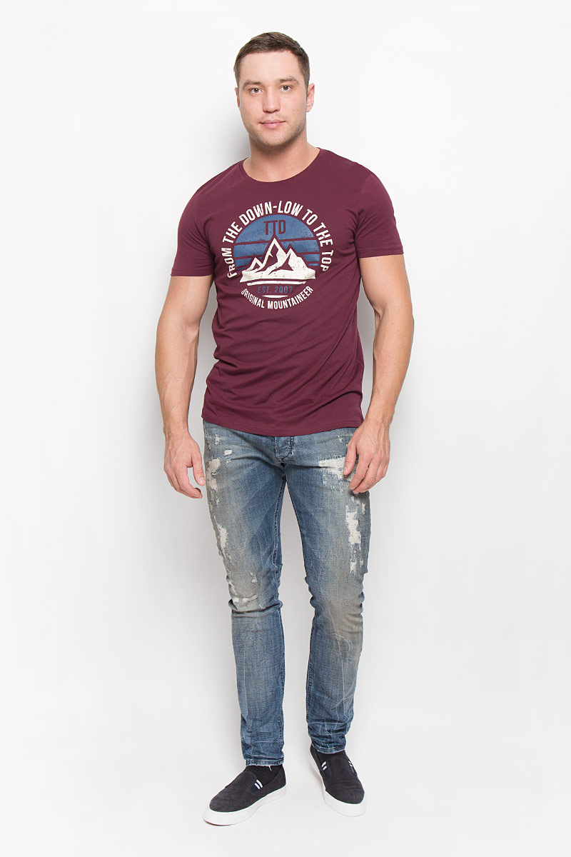 Футболка1036339.00.12_4257 Футболка1036339.00.12_4257Мужская футболка Tom Tailor Denim, изготовленная из натурального хлопка, очень мягкая, тактильно приятная, не сковывает движения и позволяет коже дышать. Футболка с круглым вырезом горловины и короткими рукавами оформлена спереди оригинальным принтом.
