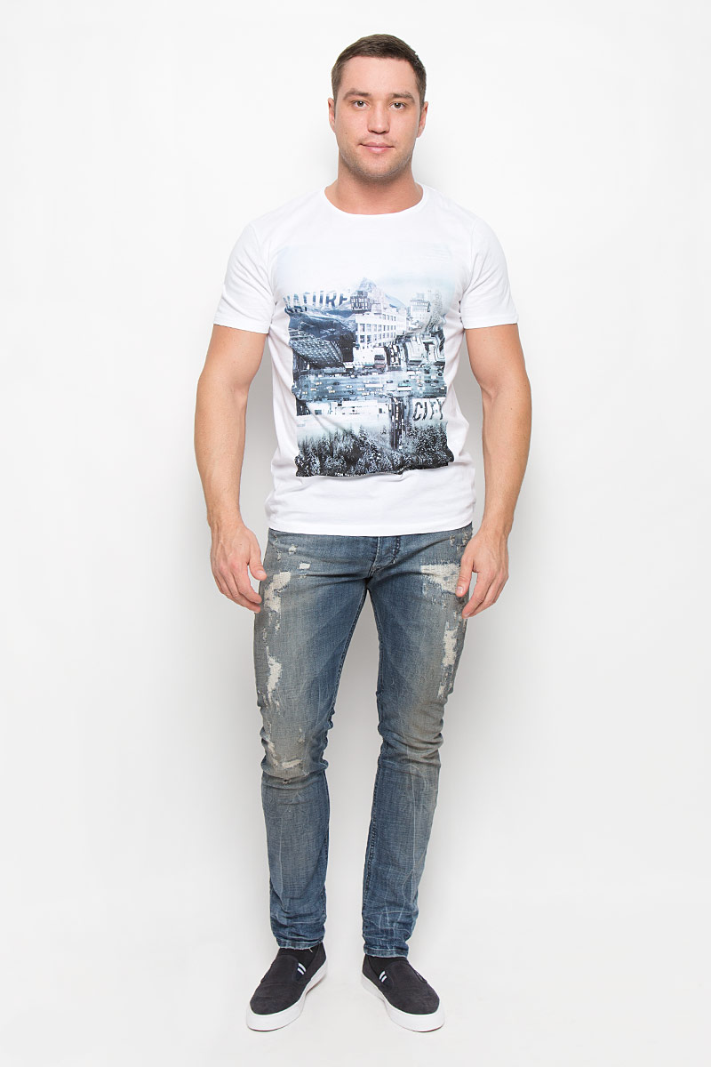 Футболка1036178.00.12_2000 Футболка1036178.00.12_2000Мужская футболка Tom Tailor Denim, изготовленная из натурального хлопка, очень мягкая, тактильно приятная, не сковывает движения и позволяет коже дышать. Футболка с круглым вырезом горловины и короткими рукавами оформлена спереди крупным принтом.
