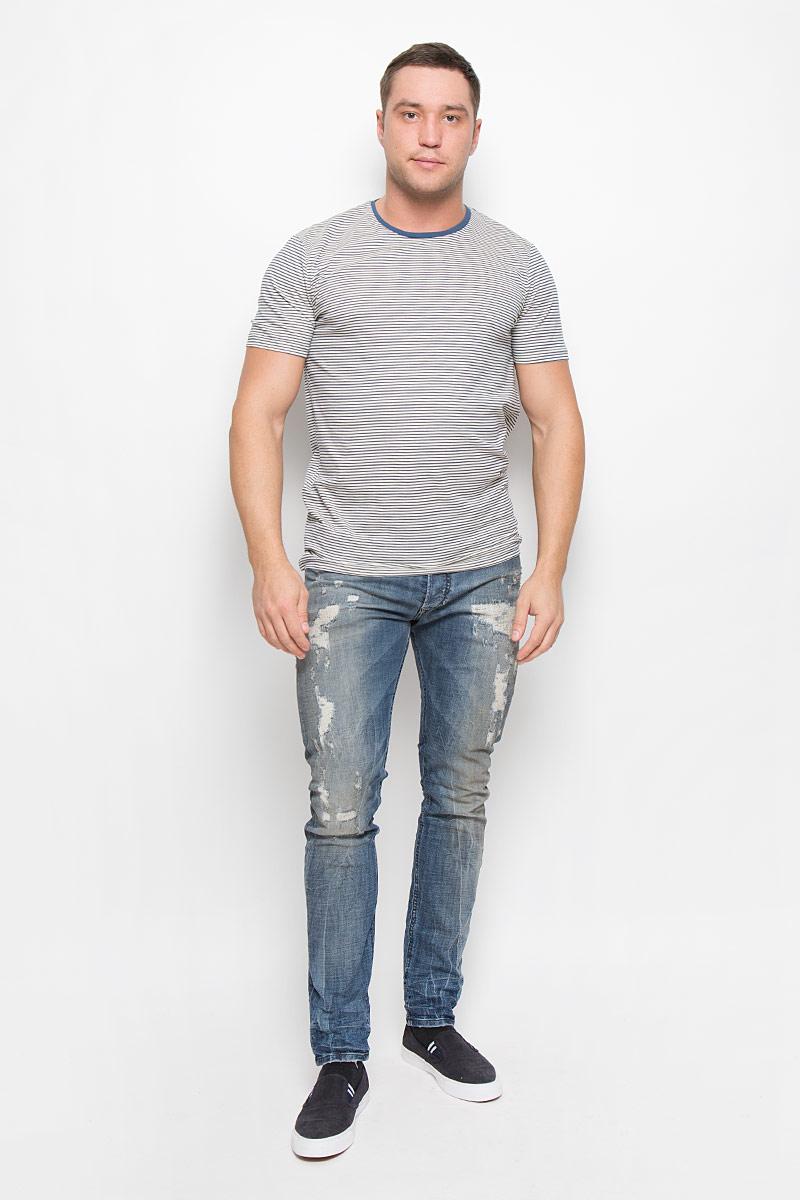 Футболка1036196.00.12_2801 Футболка1036196.00.12_2801Мужская футболка Tom Tailor Denim, изготовленная из натурального хлопка, очень мягкая, тактильно приятная, не сковывает движения и позволяет коже дышать. Футболка с круглым вырезом горловины и короткими рукавами оформлена принтом в полоску.